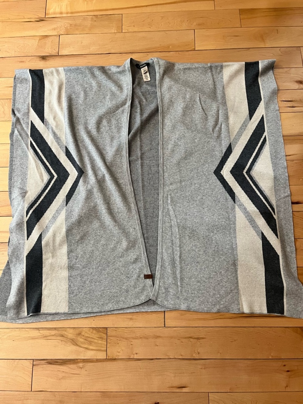 Roots Gray and cream geometric pattern sweater poncho one size